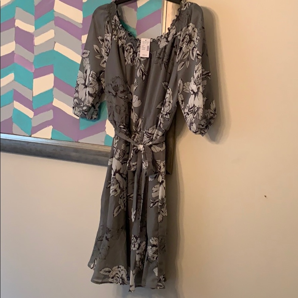 Cute Flowy dress can be worn on or off shoulder L